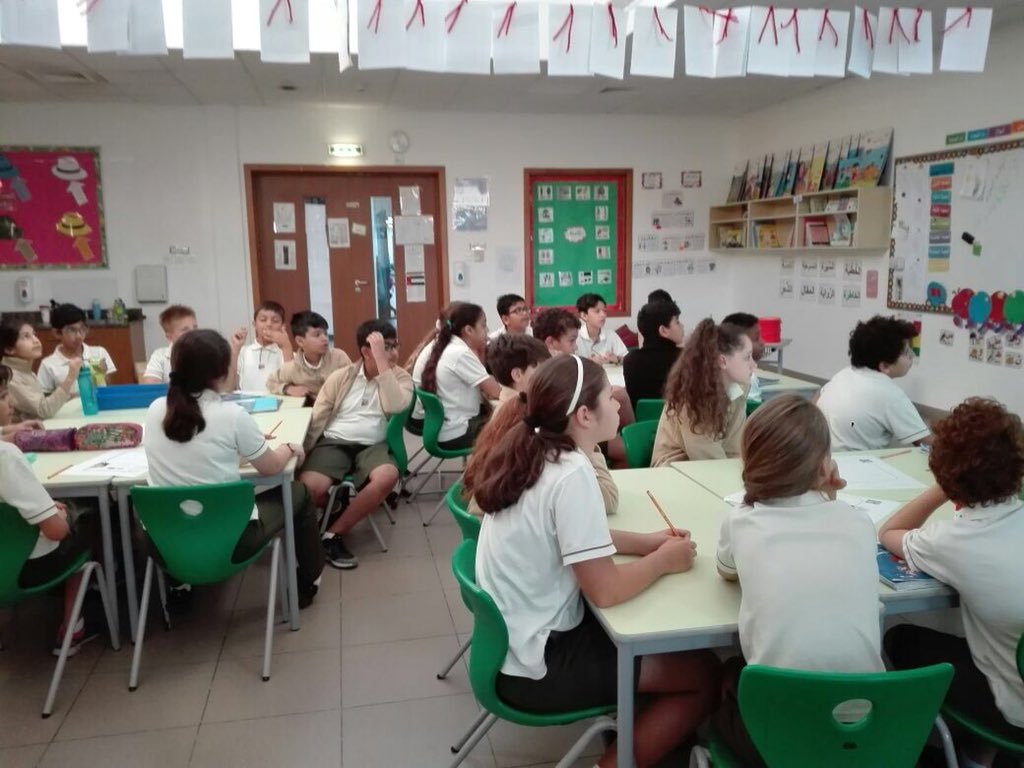 abeer17343246's tweet image. #gcsbookweek G5 support and integration among the students of the Arabic A and B Language and enjoy the analysis of the story in my class .