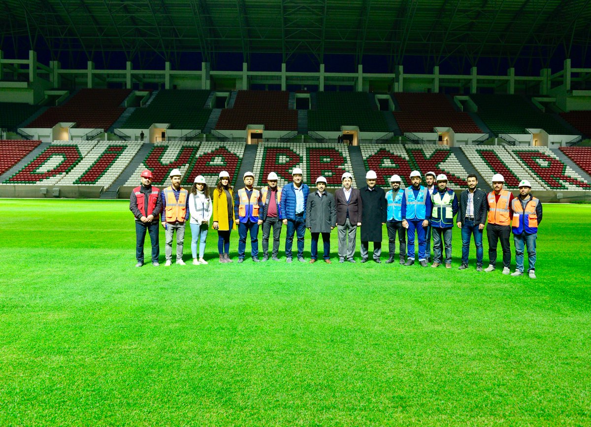 dbakirvalilik's tweet photo. Sayın Valimiz Hasan Basri Güzeloğlu, Gençlik ve Spor Bakanlığı ile Başbakanlık Toplu Konut İdaresi (TOKİ) Başkanlığınca Kayapınar İlçemizde toplam 158 bin 353 metrekare alanda  yapılan, 33 bin seyirci kapasiteli stadyumda incelemelerde bulundu @Hasan_Guzeloglu https://t.co/BwaFbhto5B