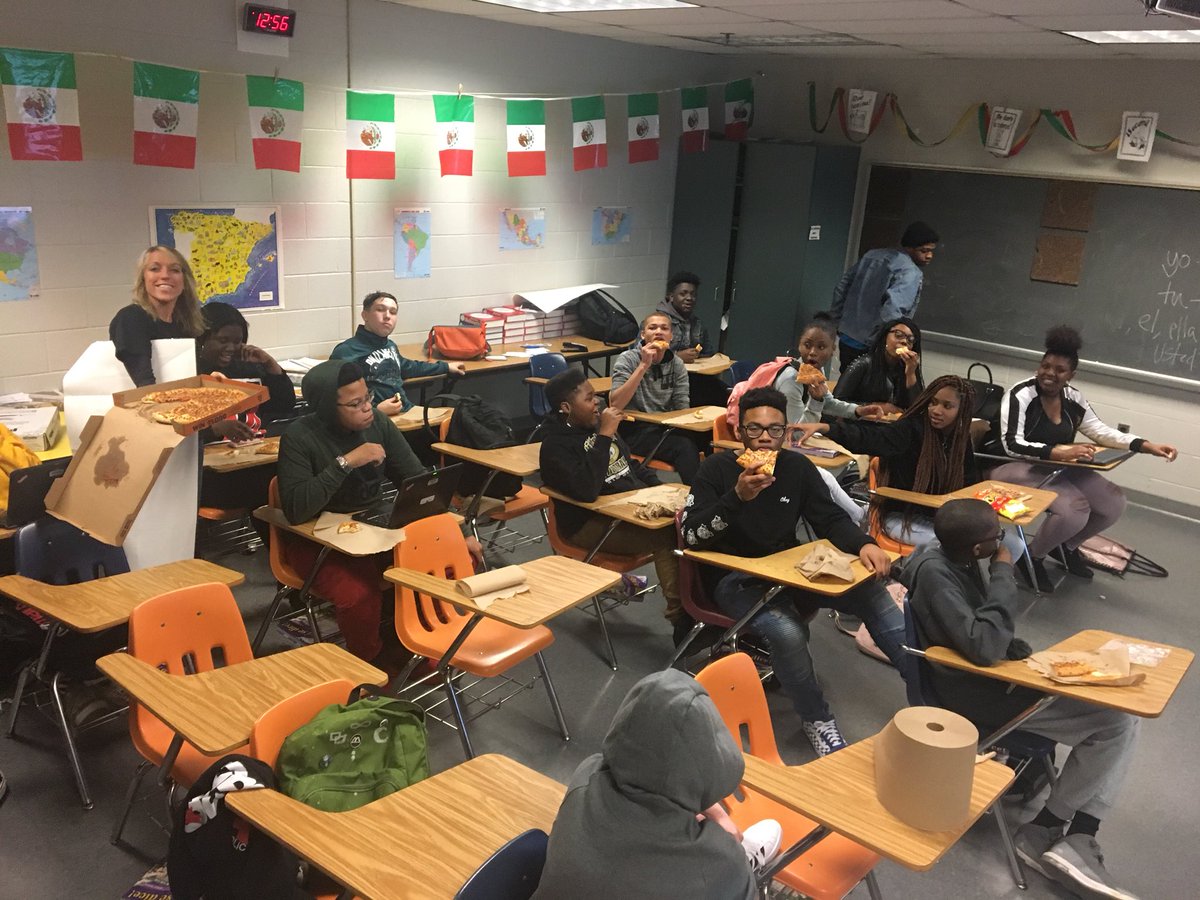 senoramcewan1's tweet photo. Spanish 1 at CHS! So proud of these students... mucho Español nuestra clase!  We have been singing our verbs to better remember them. Hence the lights:) https://t.co/Cx7zsXHZEP