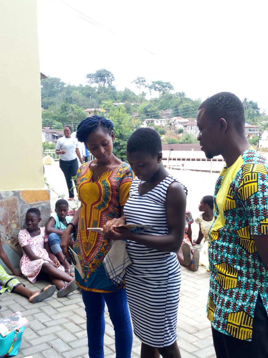 PreciousInspir1's tweet photo. Over an hour of active reading and learning with pupils from public and private schools in the community and surroundings #RCMancity #PreciousInspire #GhanaEd https://t.co/uwWvfFheQX