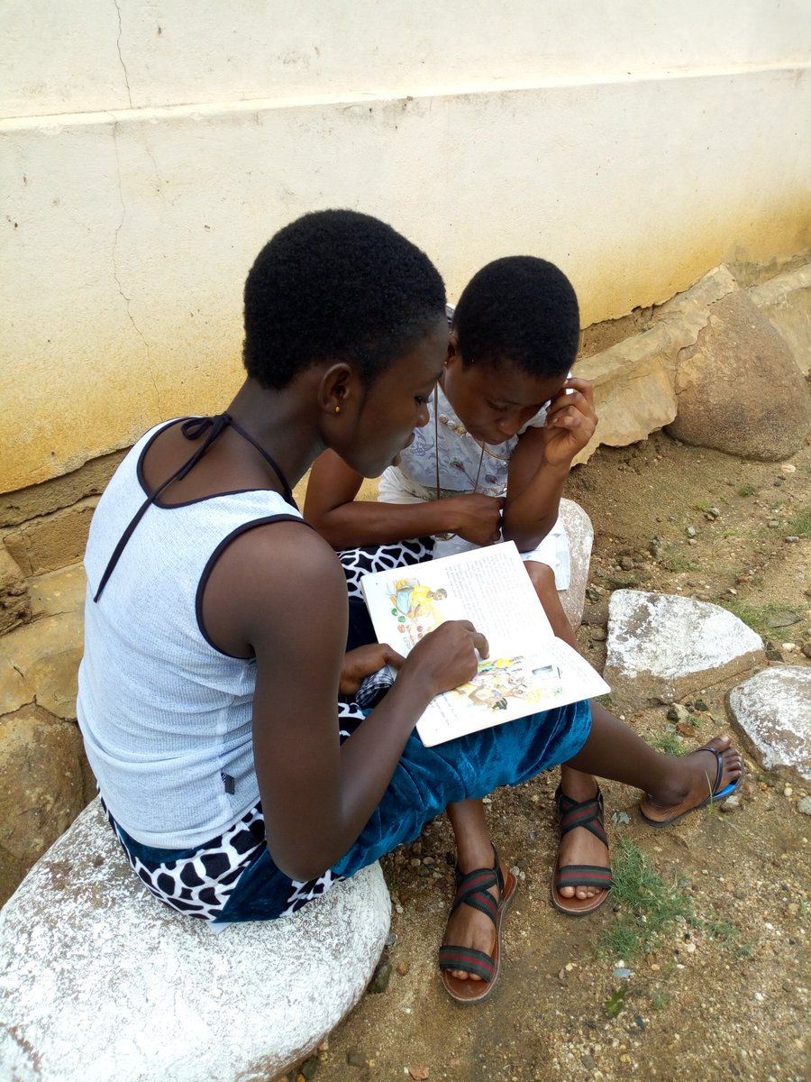 PreciousInspir1's tweet photo. Over an hour of active reading and learning with pupils from public and private schools in the community and surroundings #RCMancity #PreciousInspire #GhanaEd https://t.co/uwWvfFheQX