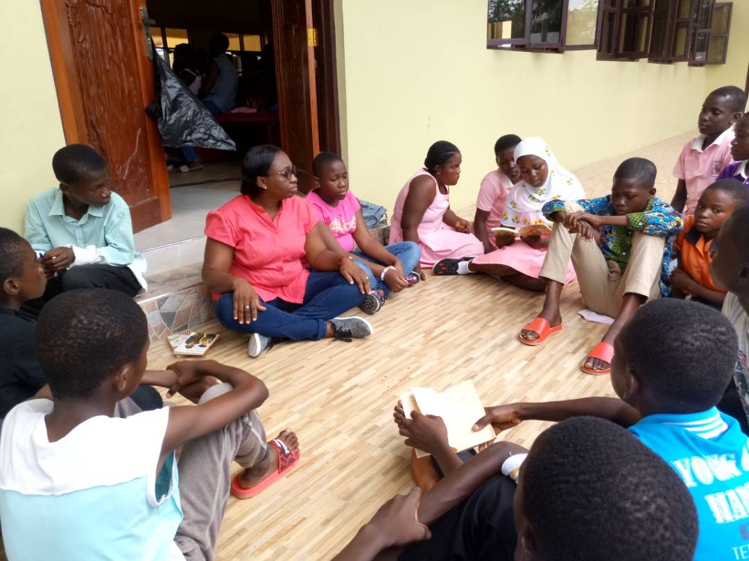 PreciousInspir1's tweet photo. Over an hour of active reading and learning with pupils from public and private schools in the community and surroundings #RCMancity #PreciousInspire #GhanaEd https://t.co/uwWvfFheQX
