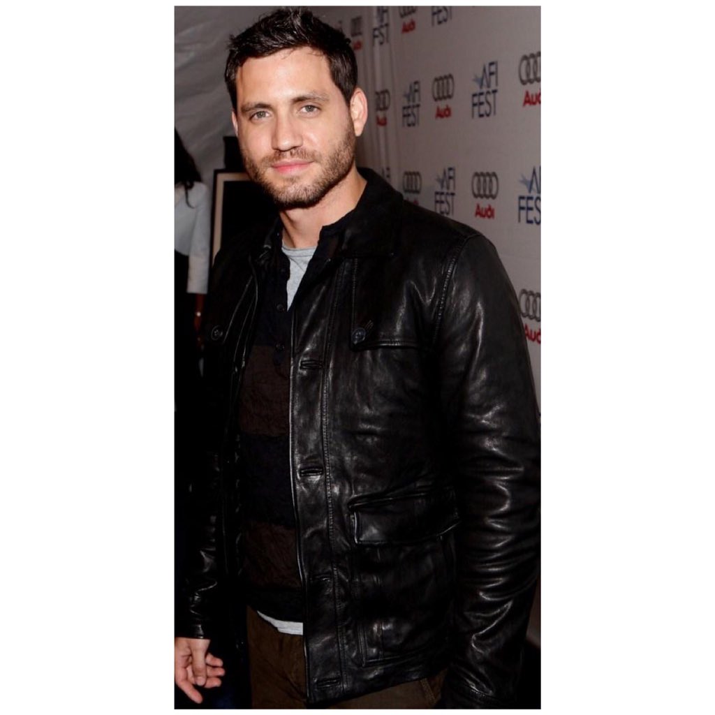 WebofEdgar's tweet photo. FYI: Today for #25DaysChallengeER @edgararamirez25 wearing black jacket
1- Photographed by #IanMorrison Styled by #DaniMichelle Gromming by @BarbaraMakeup
2- Photographed on the red carpeta premier #CyranoFernandez @AFIFEST
3- In #DeliverUsfromEvil
4- In #PointBreak https://t.co/8TF6OZ4Mq6