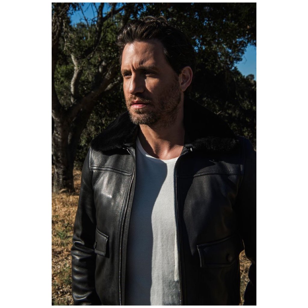WebofEdgar's tweet photo. FYI: Today for #25DaysChallengeER @edgararamirez25 wearing black jacket
1- Photographed by #IanMorrison Styled by #DaniMichelle Gromming by @BarbaraMakeup
2- Photographed on the red carpeta premier #CyranoFernandez @AFIFEST
3- In #DeliverUsfromEvil
4- In #PointBreak https://t.co/8TF6OZ4Mq6