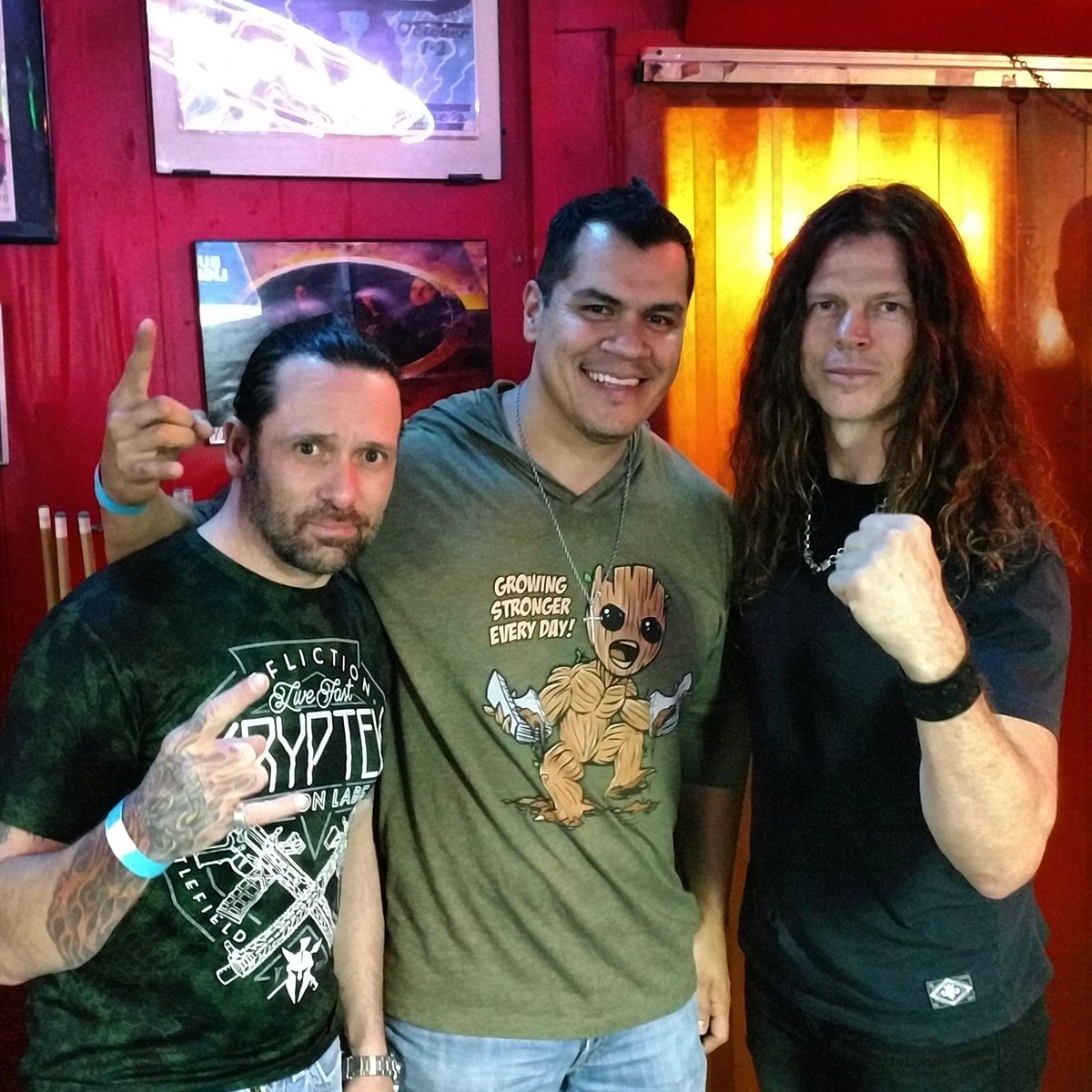 rollinsw0llen's tweet photo. Checked out @ActOfDefiance1 last night 🤘 @Chris_Broderick (formally of @Megadeth) & @RustyCooley1 of @DoRrustycooley #jessejames #Hindsight #hindsightrock #ampeg #hardrock #rockband #metalbladerecords #ernieball #bassplayer #flexcomics #actofdefiance #megadeth #rustycooley https://t.co/UGLnBjRILX