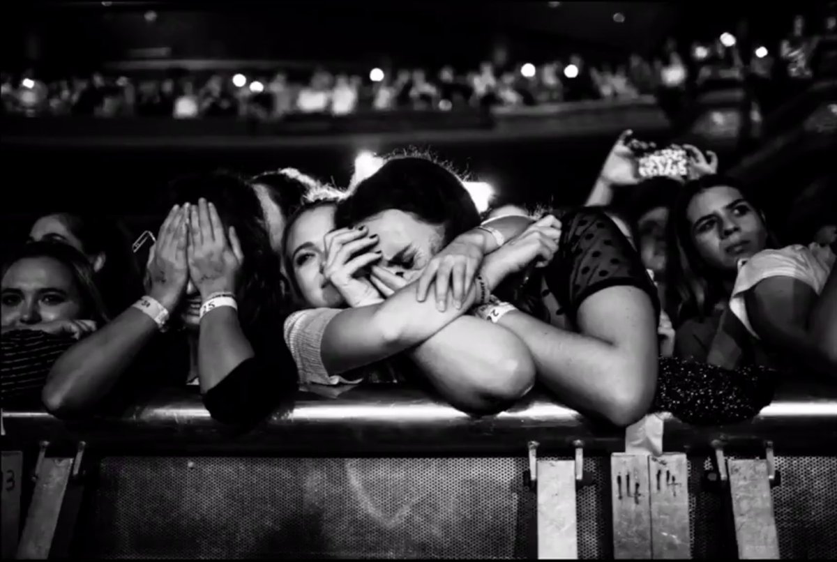 galaxiesdust's tweet photo. also, the most emotional you will ever catch me be BUT ITS CUTE SO NEVERMIND. @Harry_Styles thank you for all the memories, I love you ✨✨ https://t.co/DPN69tH8e9