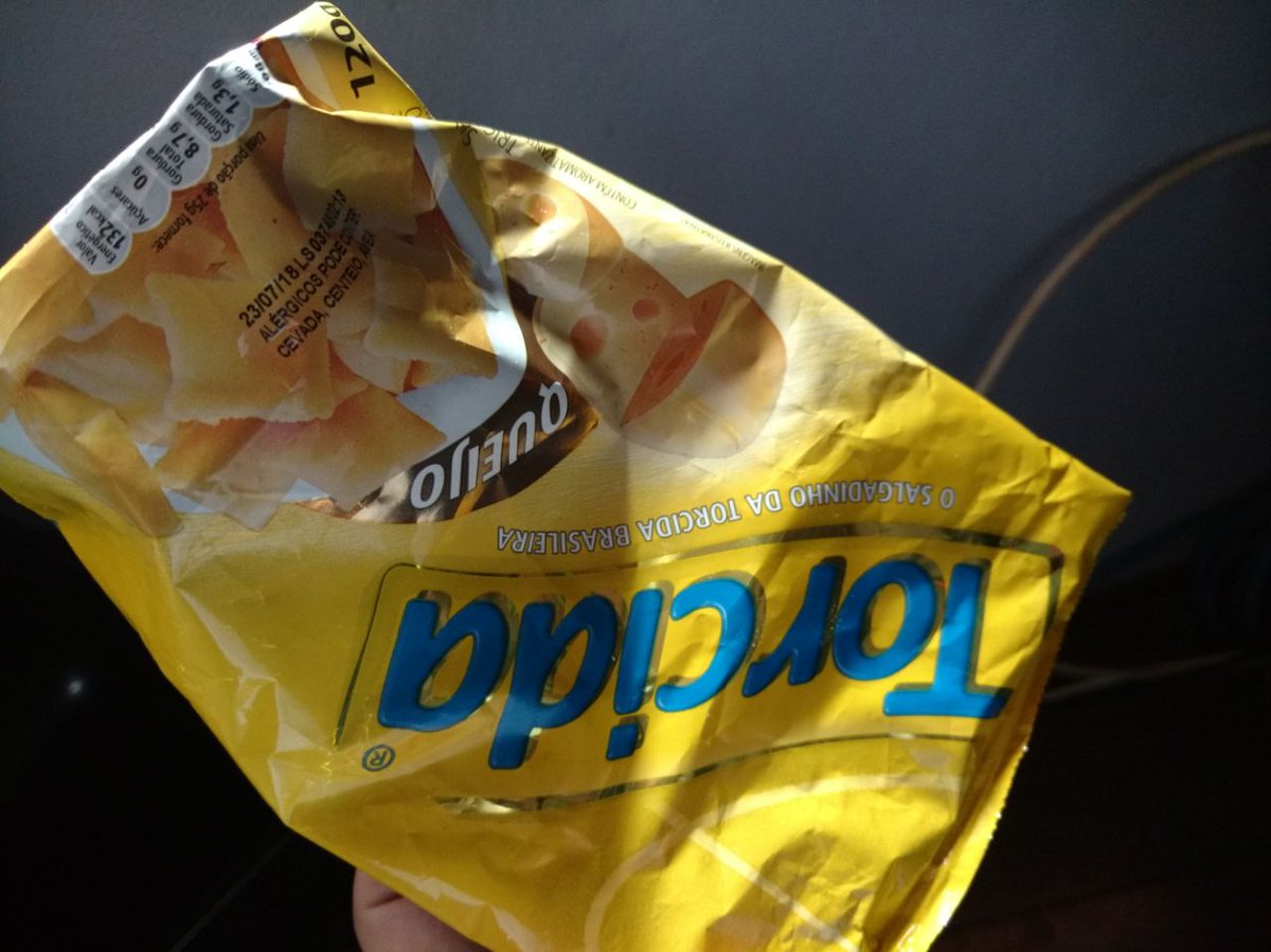 Olha que absurdo! Acabei de encontrar no fundo do pacote Torcida
<a href="/LuckyTorcida/">Salgadinho Torcida</a>  <a href="/PepsiCoBrasil/">PepsiCo Brasil</a>. Independente do que seja, não era para ter essa surpresa, que parece merda de rato. Comprei pela nostalgia e agora to enojada.