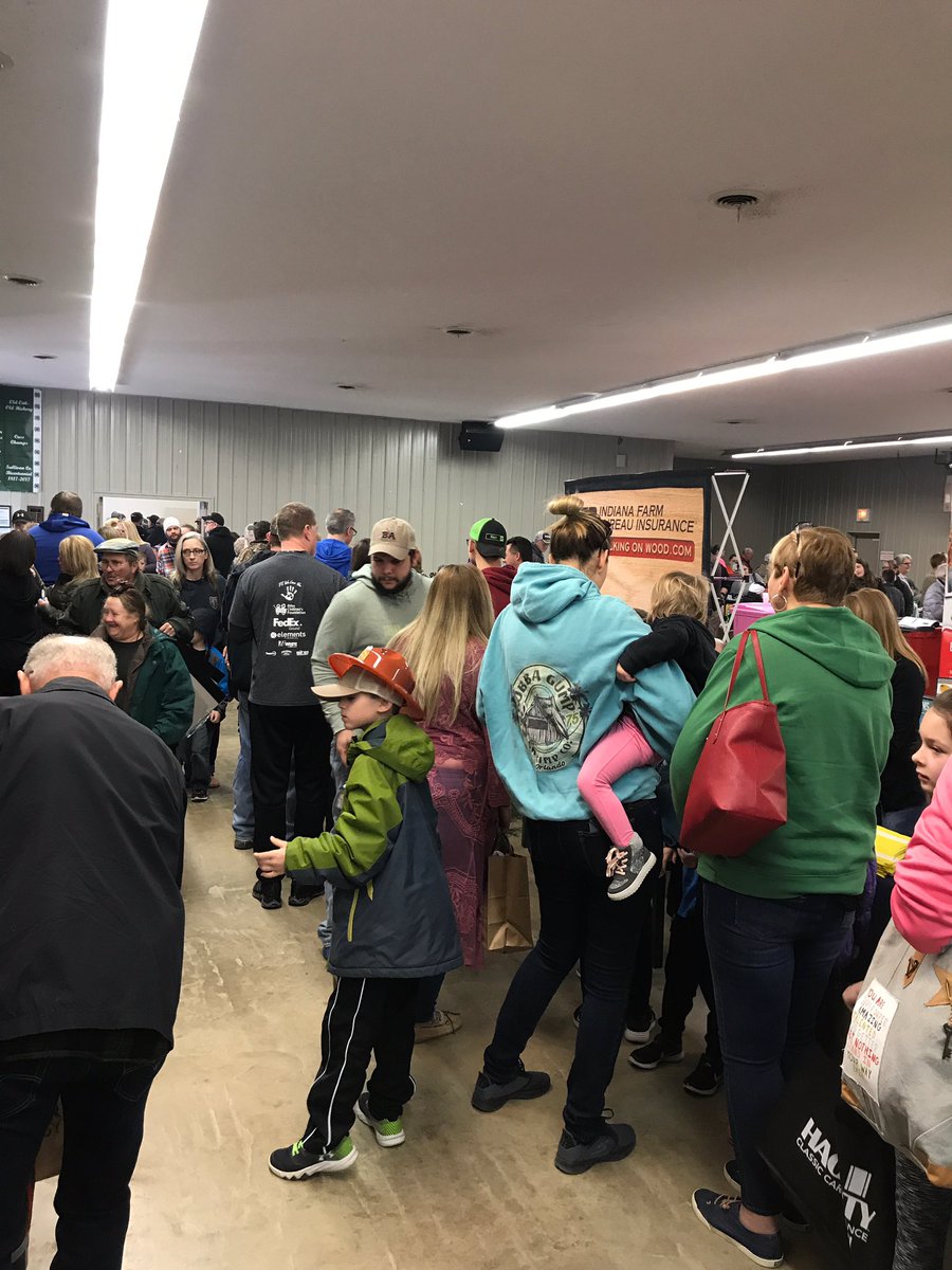 ExlineforIN's tweet photo. Huge crowd at Sullivan County Ag day.  Lines wrapped around twice but the food was certainly worth the wait 👌Great  seeing old friends today and meeting so many new faces of #IN45 https://t.co/5cWHQgOnZd