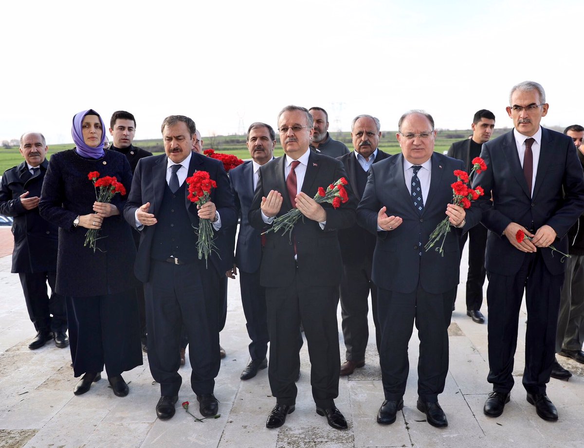 VeyselEroglu's tweet photo. 1’inci Balkan Harbi’nde şehit olan Dedem Mehmet Topçu Er’in kabrinin bulunduğu #Edirne Askeri Hastanesi Şehitliği'ni ziyaret ederek karanfil bıraktık.

Aziz şehitlerimizi minnet, rahmet ve saygıyla yad ediyoruz. https://t.co/umVABVWIJg