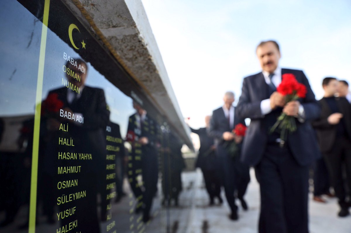 VeyselEroglu's tweet photo. 1’inci Balkan Harbi’nde şehit olan Dedem Mehmet Topçu Er’in kabrinin bulunduğu #Edirne Askeri Hastanesi Şehitliği'ni ziyaret ederek karanfil bıraktık.

Aziz şehitlerimizi minnet, rahmet ve saygıyla yad ediyoruz. https://t.co/umVABVWIJg