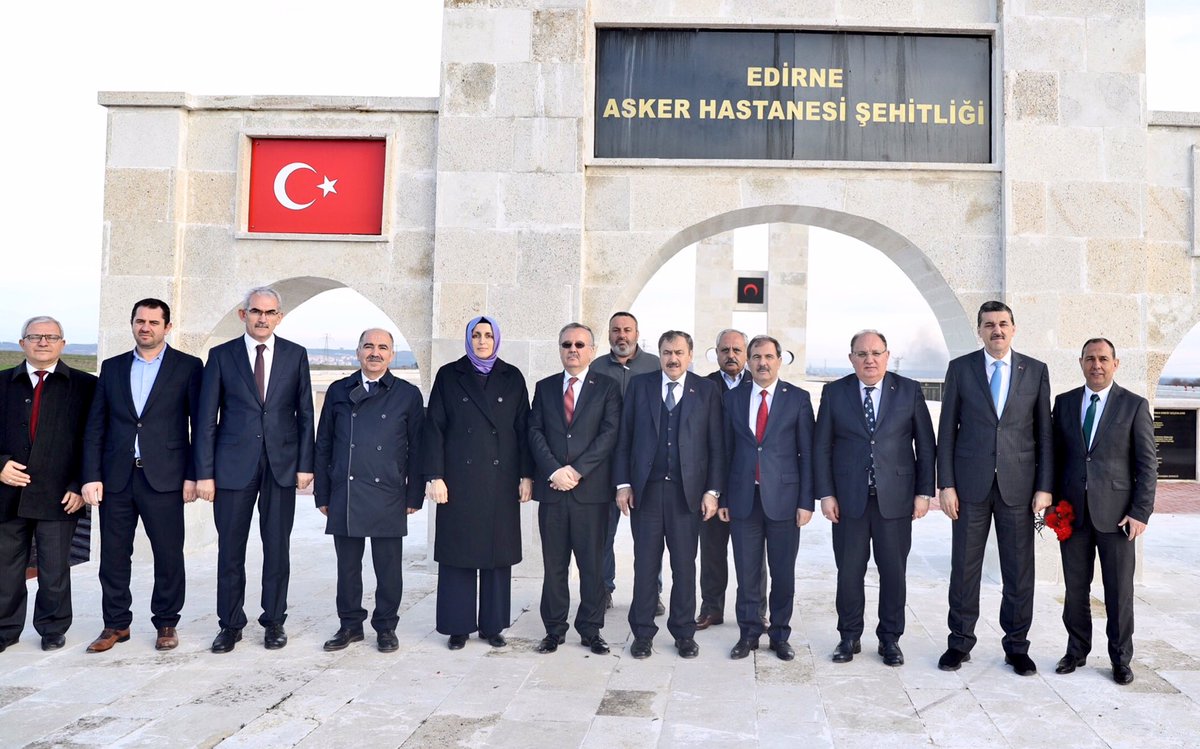 VeyselEroglu's tweet photo. 1’inci Balkan Harbi’nde şehit olan Dedem Mehmet Topçu Er’in kabrinin bulunduğu #Edirne Askeri Hastanesi Şehitliği'ni ziyaret ederek karanfil bıraktık.

Aziz şehitlerimizi minnet, rahmet ve saygıyla yad ediyoruz. https://t.co/umVABVWIJg