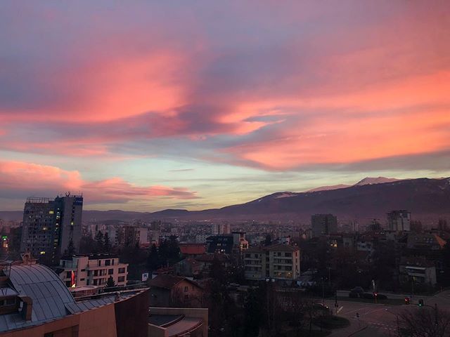 emilageorgiev's tweet photo. #randomsofia #skyline #pinksky #pinkclouds #clouds #mountain #vitosha. #eagtw https://t.co/xvzvKSd7ho https://t.co/GHWdiqxsPC