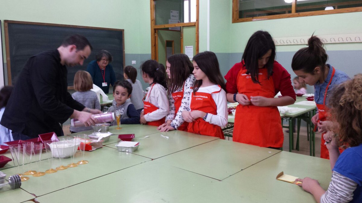 dgafprofesorado's tweet photo. Taller de cocina para niños y niñas con Carlos Fuste: "La cocina de las sensaciones" en #educaspe 
@tomasguajardo @apincaspe @cifemazaragoza https://t.co/HN80AABKuy
