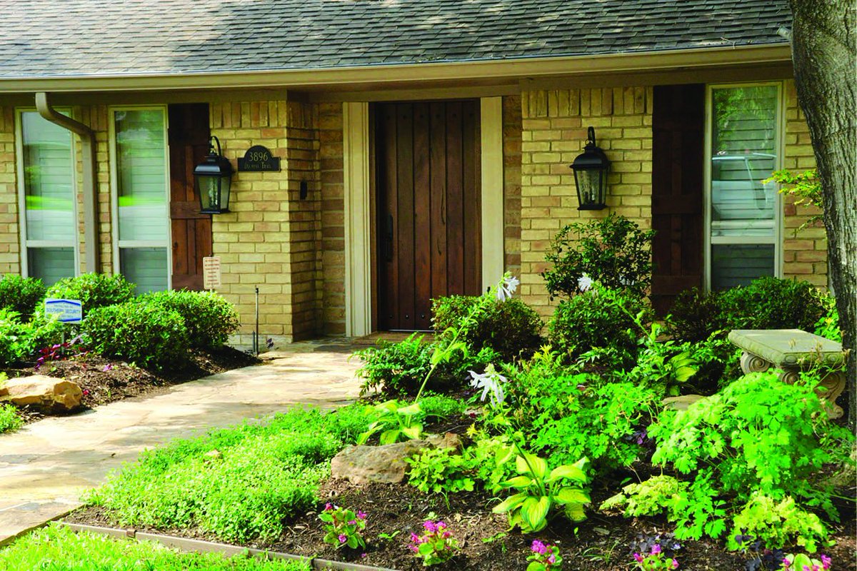KellyASmith3's tweet photo. From sidewalks to landscaping, your home's #curbappeal has the potential to attract a lo... https://t.co/qjE1n1gCaI https://t.co/VNnOnn6IGT