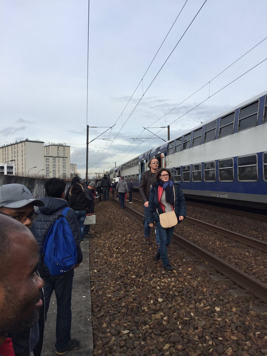 AntoineMarck's tweet photo. @RERD_SNCF @Virginie_C_Moi @RERD_SNCF on en parle ? Une réponse ? https://t.co/Q9mXVAiRuL