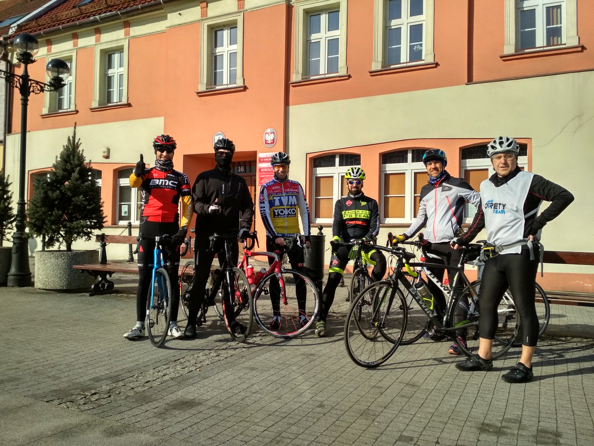 MaciejEsnekier's tweet photo. Otwarcie sezonu dla amatorów szosy w #Mikolow.
#rowerszosowy #wiosna #jestfun https://t.co/R55qDxdwnO