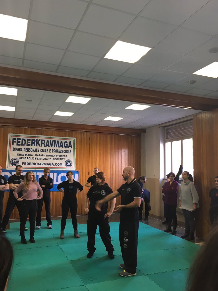 sofib14's tweet photo. @HandsOffWomen_   @FederKravMaga      Oggi nella palestra del Ceis lezioni di autodifesa. Donne più sicure nelle strade #noviolenzadonne #nofemminicidio #giulemani #autodifesa https://t.co/Vx4yxn5Kon