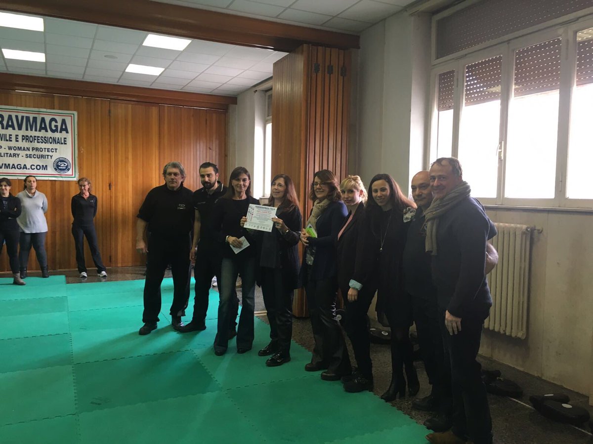 sofib14's tweet photo. @HandsOffWomen_   @FederKravMaga      Oggi nella palestra del Ceis lezioni di autodifesa. Donne più sicure nelle strade #noviolenzadonne #nofemminicidio #giulemani #autodifesa https://t.co/Vx4yxn5Kon