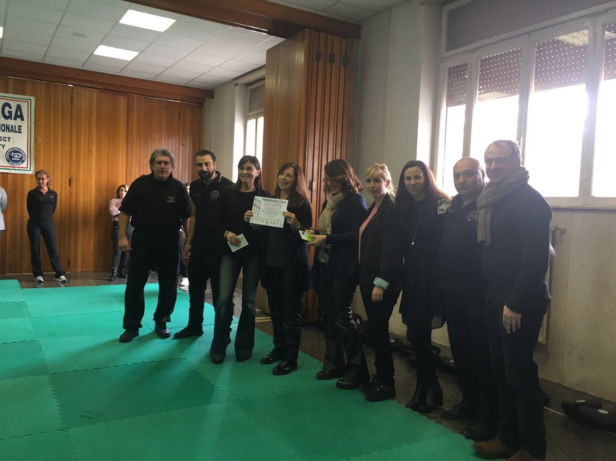 sofib14's tweet photo. @HandsOffWomen_   @FederKravMaga      Oggi nella palestra del Ceis lezioni di autodifesa. Donne più sicure nelle strade #noviolenzadonne #nofemminicidio #giulemani #autodifesa https://t.co/Vx4yxn5Kon