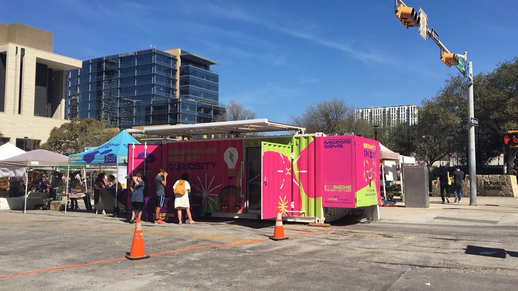 burnout72's tweet photo. #curiosity_cube from @merckgroup today at Farmers Market, Austin, Guadelupe/4th #catchcurious #alwayscurious @DgdMerck @MeetNewTech #sxsw2018 #curiositycube https://t.co/PbzLfxKw6M