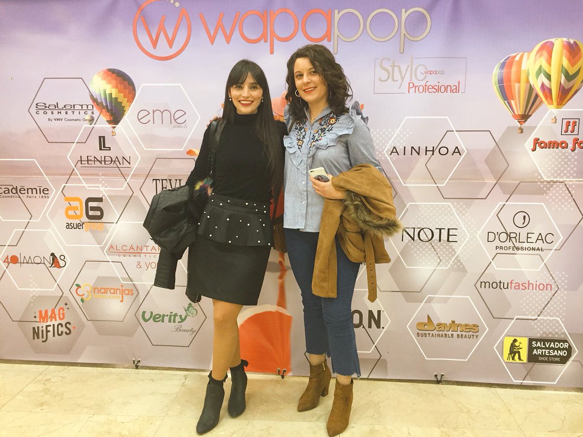m_ontoba's tweet photo. @mivestidoazul_ @stradivarius en #WapapopValencia posan en el photocool...
#joyas #moda #cosmetica https://t.co/h0drAB0qQw