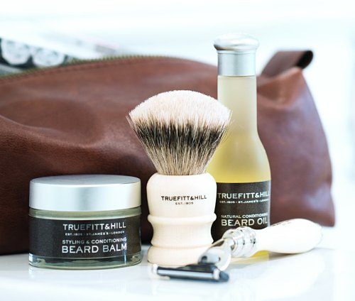 Do you want to feel the essence of British #shaving? The range of products  transports you to the tradition of classic #care for men. ow.ly/hYfz30gDjui  Enjoy it!