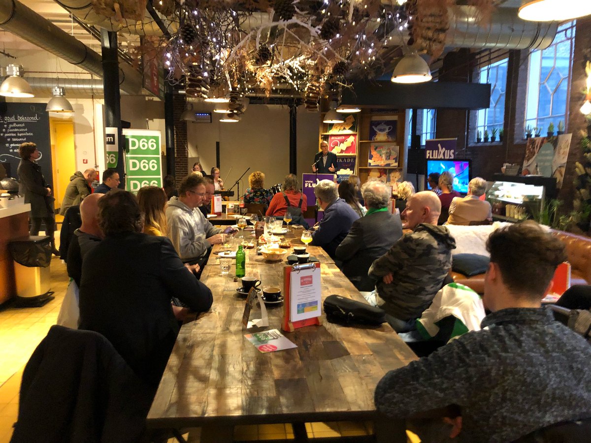 Ilsezaal's tweet photo. Nu het eerste Zaanse cultuurcafé georganiseerd door #D66zaanstad. Muziek, dans, speeches, hapjes en drankjes. Een traditie om erin te houden, aldus Otto Berg directeur van @fluxuszaanstad https://t.co/5wj8HbFPMS