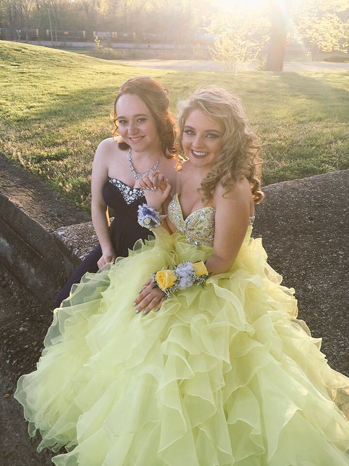 btaylorrrrr's tweet photo. Wish I could go back to high school😩 @mxckenzielxwson https://t.co/5higXIwJ3A