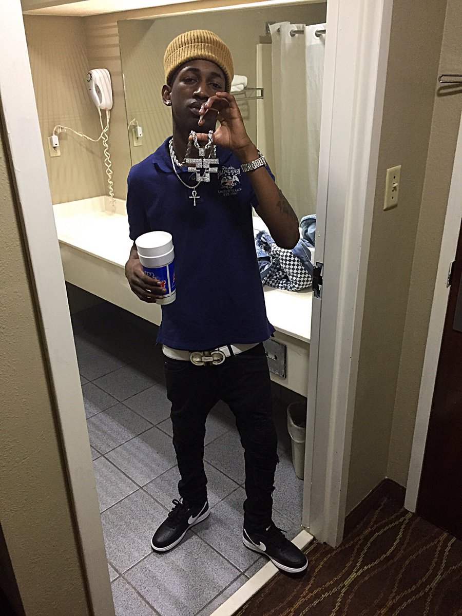 NLBAVEDO's tweet photo. Doing this without a DEAL💯 Stack It And Pray❤️🔥🎥
#DoubleF #ForeverFlyy #RedBudBabyOutNow🔥 #J4B2OutNow🔥#NLB🚫👀🔙 https://t.co/z3FPNY0H2A