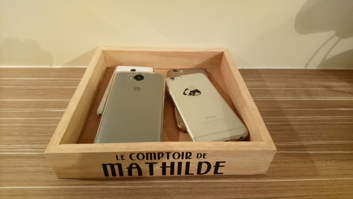 Belledesjardins's tweet photo. Après dégustation des chocolats #leComptoirdeMathilde-Angers, recyclage de la boîte pour une soirée réussie ! ☺️
#recyclage #angers #chocolat #famille https://t.co/IWUOBsglYc