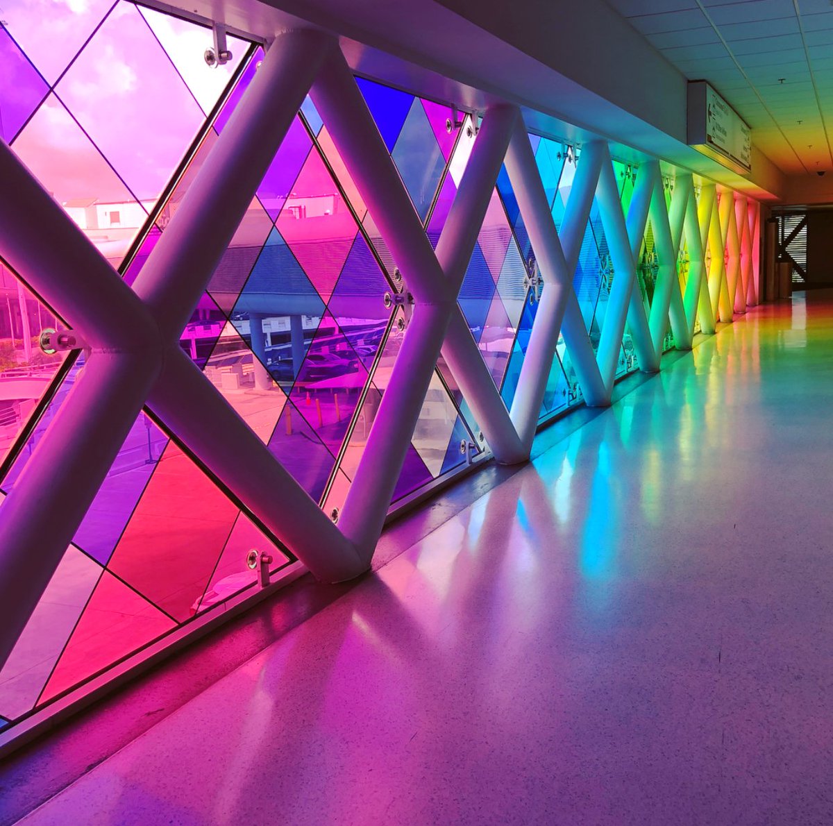 HarringtonDecor's tweet photo. Progressive rhythm 👌❤️💜💙💚💛🧡❤️ #designprinciples #101 #progressive #rhythm #gradation #colour #or #color #rainbow #harmonicconvergence #miamiinternationalairport #miami #florida #interiordecorating #interiordesign #harringtoninteriors https://t.co/C3zx0quip0
