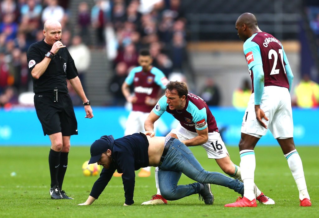 piesportsbooze's tweet photo. BREAKING: FA to investigate incident involving Mark Noble fingering a supporter... https://t.co/KOKu2hOATS