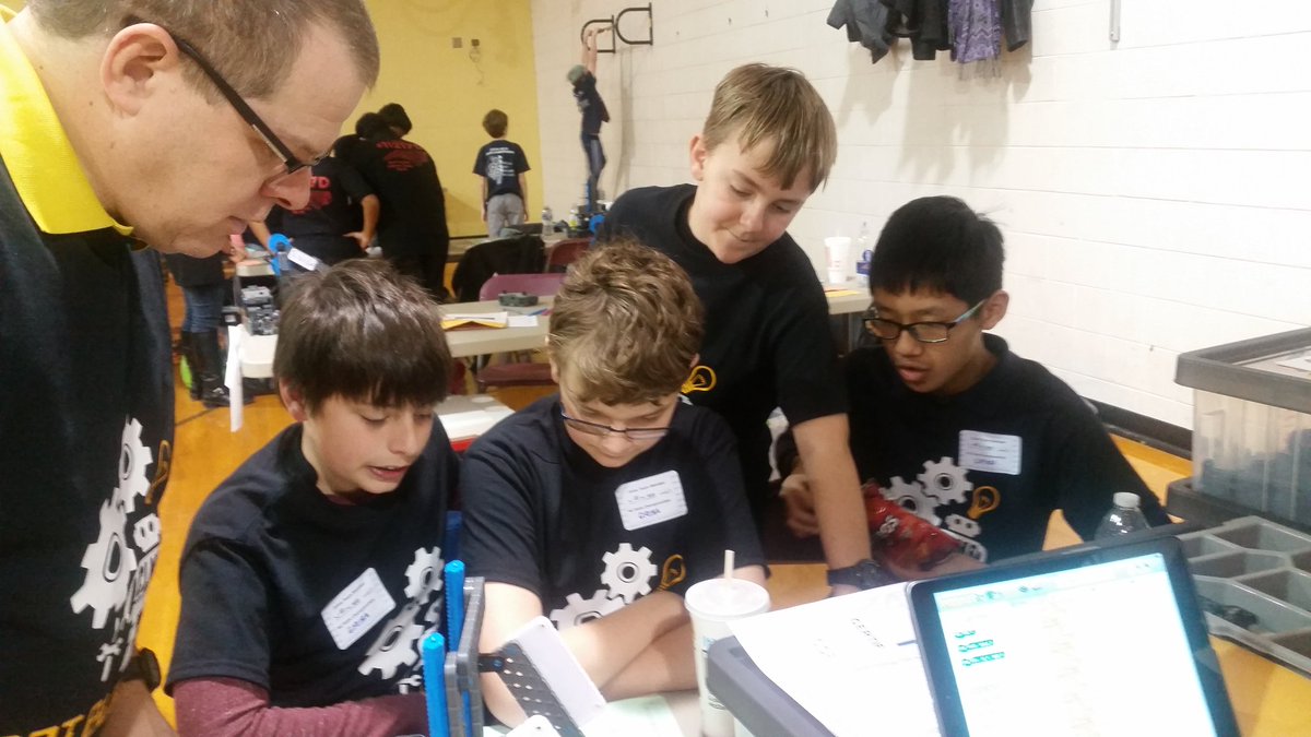 JRS_AUTO_TRUCK's tweet photo. Corriher Lipe Team A ....Vex Robitic Competition....#botbuilders https://t.co/YI0SjrZzkE