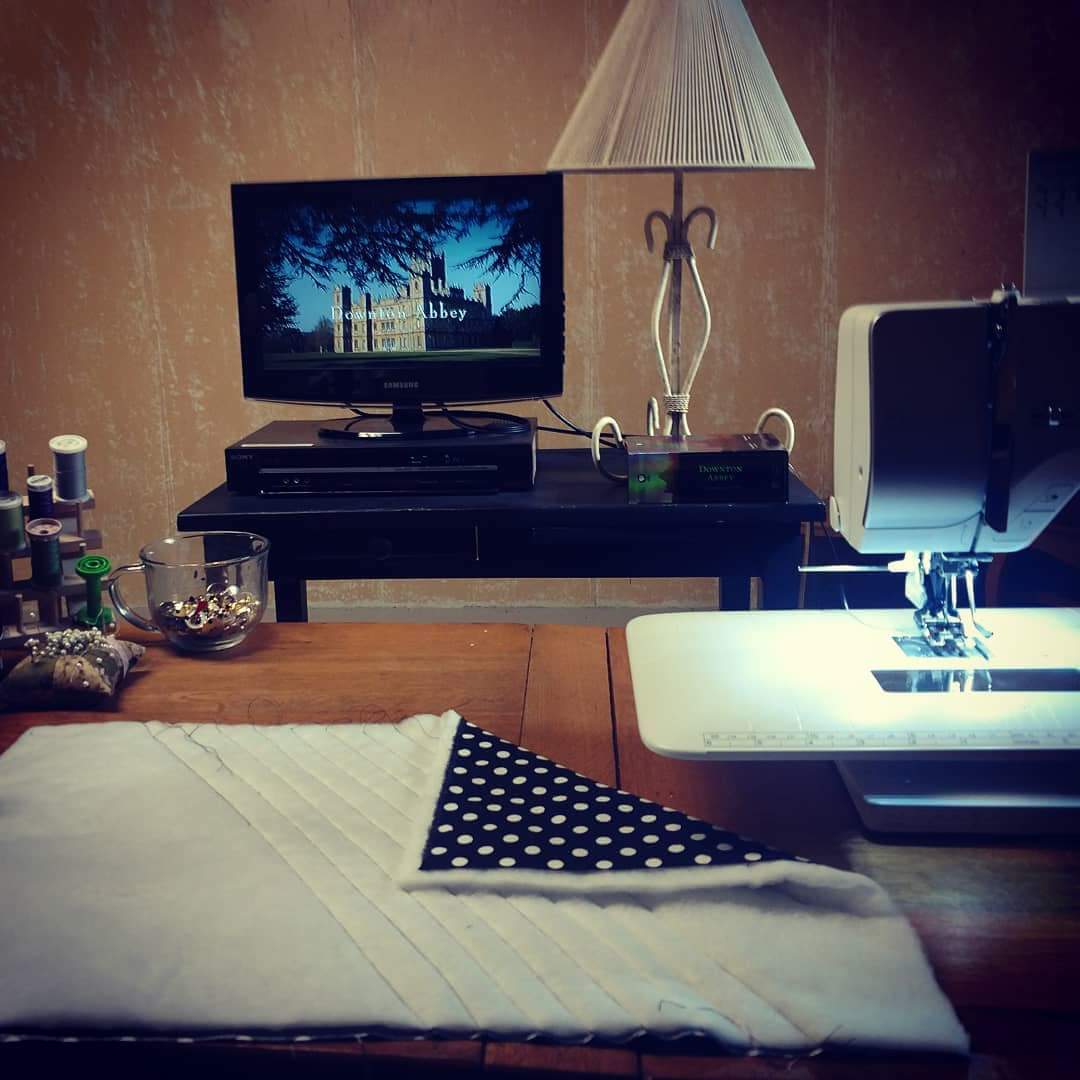 MrsPamelaDixon's tweet photo. My idea of relaxation. #quiltersdaughter #biblecover #downtonabbey #inmyownlittleworld https://t.co/E1ObYv7P03