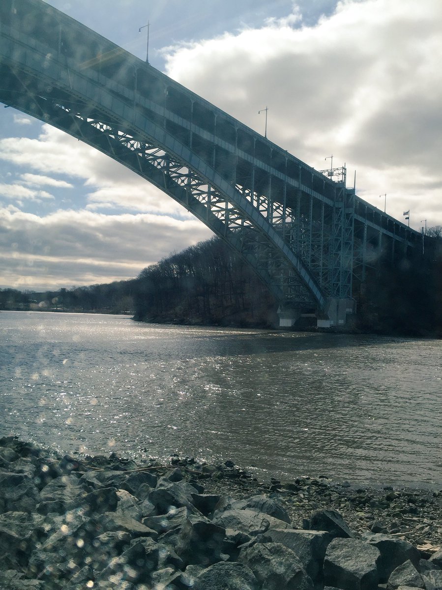 Alguerzon's tweet photo. Morning commute to a double show day at @buffettmusical. #metronorth #hudsonriver #commuterlife #blessedToBeWorking https://t.co/kindz2TEa6