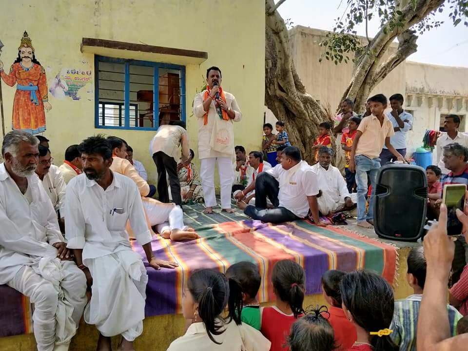 SDHiregoudar's tweet photo. ಮುಂದಿನ ಮುಖ್ಯಮಂತ್ರಿಗಳು, @BJP4Karnataka ದ ರಾಜ್ಯಧ್ಯಕ್ಷರಾದ ಸನ್ಮಾನ್ಯ ಶ್ರೀ @BSYBJP ಯವರು ಕರೆ ಕೊಟ್ಟ #ಮುಷ್ಟಿ_ಅಕ್ಕಿ_ಅಭಿಯಾನ ದ 2 ನೇ ದಿನವಾದ  ಇoದು #ಅಡವಿಸೋಮನಾಳ ಗ್ರಾಮ ಪoಚಾಯತನ ಕ್ಷೇತ್ರದಲ್ಲಿ ನಡೆಯಿತು ಅಕ್ಕಿ ಸoಗ್ರಹಿಸಲು ಗ್ರಾಮದ ತುಂಬೆಲ್ಲಾ ಮನೆ ಮನೆಗೆ ಹೋಗಿ ಅಕ್ಕಿಯನ್ನು ಸoಗ್ರಹಿಸಲಾಯಿತು @AmitShah @santhoshbjp https://t.co/ul3ikVsgtN