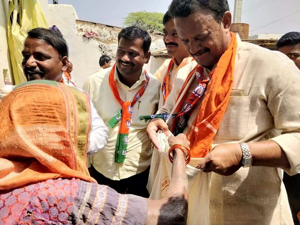 SDHiregoudar's tweet photo. ಮುಂದಿನ ಮುಖ್ಯಮಂತ್ರಿಗಳು, @BJP4Karnataka ದ ರಾಜ್ಯಧ್ಯಕ್ಷರಾದ ಸನ್ಮಾನ್ಯ ಶ್ರೀ @BSYBJP ಯವರು ಕರೆ ಕೊಟ್ಟ #ಮುಷ್ಟಿ_ಅಕ್ಕಿ_ಅಭಿಯಾನ ದ 2 ನೇ ದಿನವಾದ  ಇoದು #ಅಡವಿಸೋಮನಾಳ ಗ್ರಾಮ ಪoಚಾಯತನ ಕ್ಷೇತ್ರದಲ್ಲಿ ನಡೆಯಿತು ಅಕ್ಕಿ ಸoಗ್ರಹಿಸಲು ಗ್ರಾಮದ ತುಂಬೆಲ್ಲಾ ಮನೆ ಮನೆಗೆ ಹೋಗಿ ಅಕ್ಕಿಯನ್ನು ಸoಗ್ರಹಿಸಲಾಯಿತು @AmitShah @santhoshbjp https://t.co/ul3ikVsgtN
