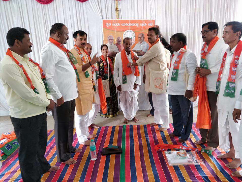SDHiregoudar's tweet photo. ಮುಂದಿನ ಮುಖ್ಯಮಂತ್ರಿಗಳು, @BJP4Karnataka ದ ರಾಜ್ಯಧ್ಯಕ್ಷರಾದ ಸನ್ಮಾನ್ಯ ಶ್ರೀ @BSYBJP ಯವರು ಕರೆ ಕೊಟ್ಟ #ಮುಷ್ಟಿ_ಅಕ್ಕಿ_ಅಭಿಯಾನ ದ 2 ನೇ ದಿನವಾದ  ಇoದು #ಅಡವಿಸೋಮನಾಳ ಗ್ರಾಮ ಪoಚಾಯತನ ಕ್ಷೇತ್ರದಲ್ಲಿ ನಡೆಯಿತು ಅಕ್ಕಿ ಸoಗ್ರಹಿಸಲು ಗ್ರಾಮದ ತುಂಬೆಲ್ಲಾ ಮನೆ ಮನೆಗೆ ಹೋಗಿ ಅಕ್ಕಿಯನ್ನು ಸoಗ್ರಹಿಸಲಾಯಿತು @AmitShah @santhoshbjp https://t.co/ul3ikVsgtN