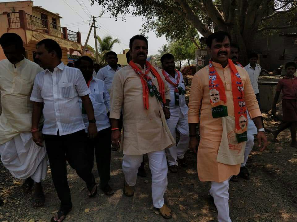 SDHiregoudar's tweet photo. ಮುಂದಿನ ಮುಖ್ಯಮಂತ್ರಿಗಳು, @BJP4Karnataka ದ ರಾಜ್ಯಧ್ಯಕ್ಷರಾದ ಸನ್ಮಾನ್ಯ ಶ್ರೀ @BSYBJP ಯವರು ಕರೆ ಕೊಟ್ಟ #ಮುಷ್ಟಿ_ಅಕ್ಕಿ_ಅಭಿಯಾನ ದ 2 ನೇ ದಿನವಾದ  ಇoದು #ಅಡವಿಸೋಮನಾಳ ಗ್ರಾಮ ಪoಚಾಯತನ ಕ್ಷೇತ್ರದಲ್ಲಿ ನಡೆಯಿತು ಅಕ್ಕಿ ಸoಗ್ರಹಿಸಲು ಗ್ರಾಮದ ತುಂಬೆಲ್ಲಾ ಮನೆ ಮನೆಗೆ ಹೋಗಿ ಅಕ್ಕಿಯನ್ನು ಸoಗ್ರಹಿಸಲಾಯಿತು @AmitShah @santhoshbjp https://t.co/ul3ikVsgtN