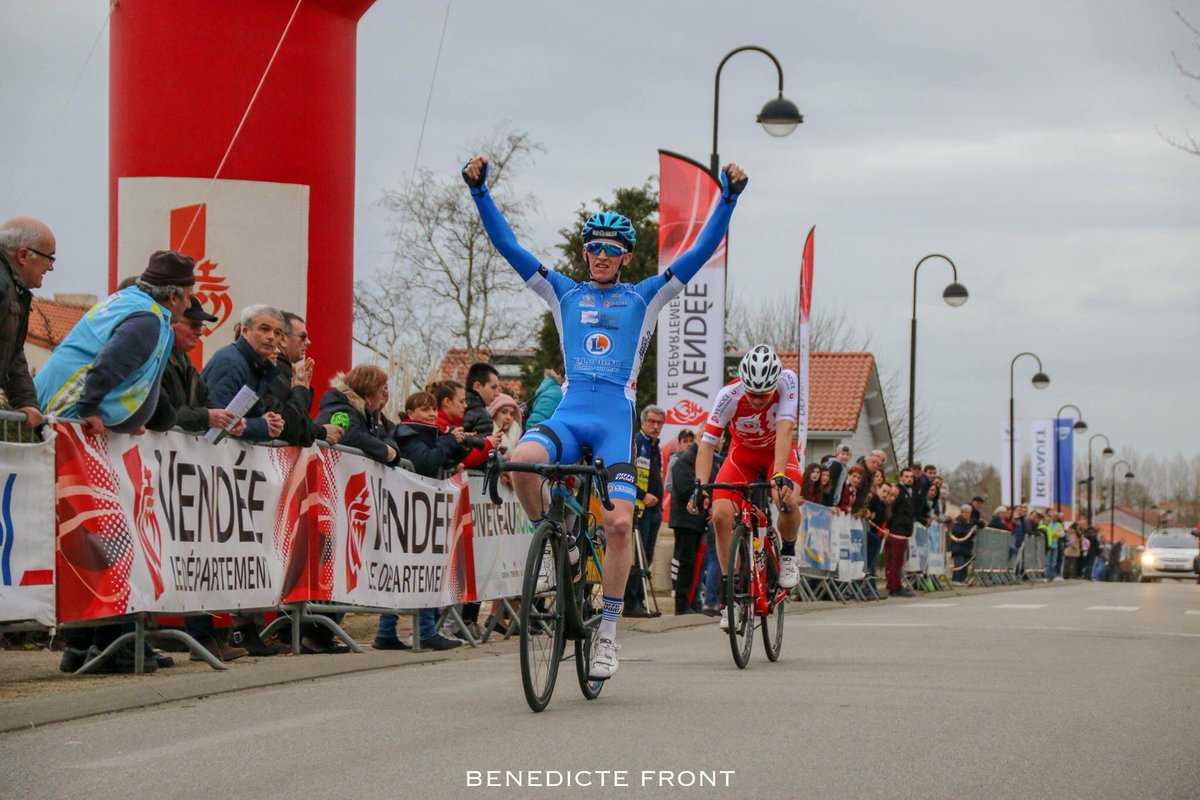 BenedicteFrt's tweet photo. #SuisseVendeenne C’est Corentin Dubois @POCCL_dn2 qui s’est imposé cet après-midi aux Essarts 🔵⚪️ https://t.co/8j4YsmXAnc