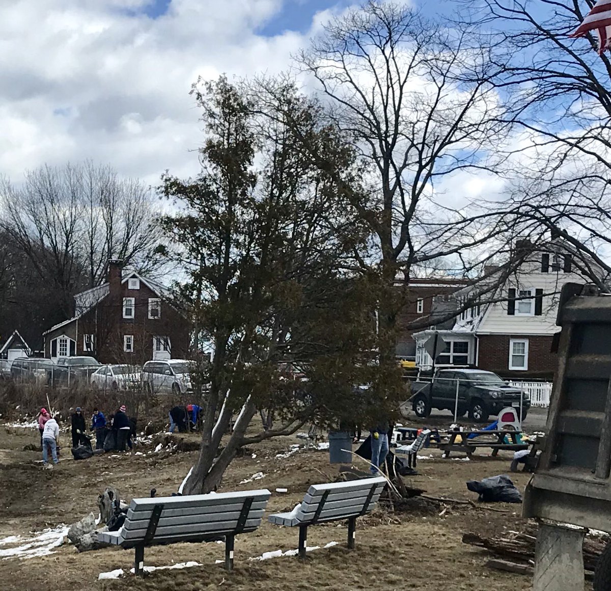 SenJohnFKeenan's tweet photo. Lots of storm debris, and lots of neighbors at work at @MerrymountAssoc beach cleanup. #Quincy #Merrymount https://t.co/uawIVb2Cv3