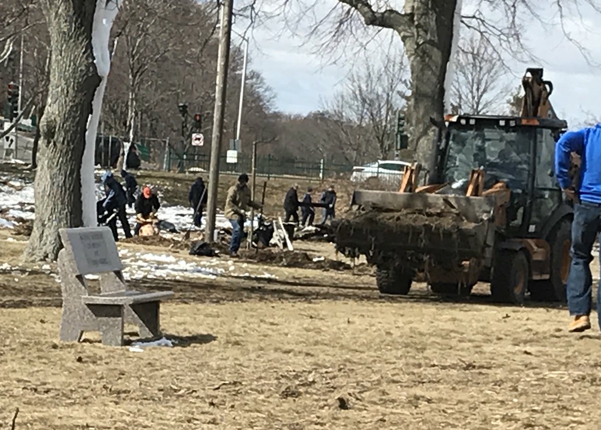 SenJohnFKeenan's tweet photo. Lots of storm debris, and lots of neighbors at work at @MerrymountAssoc beach cleanup. #Quincy #Merrymount https://t.co/uawIVb2Cv3