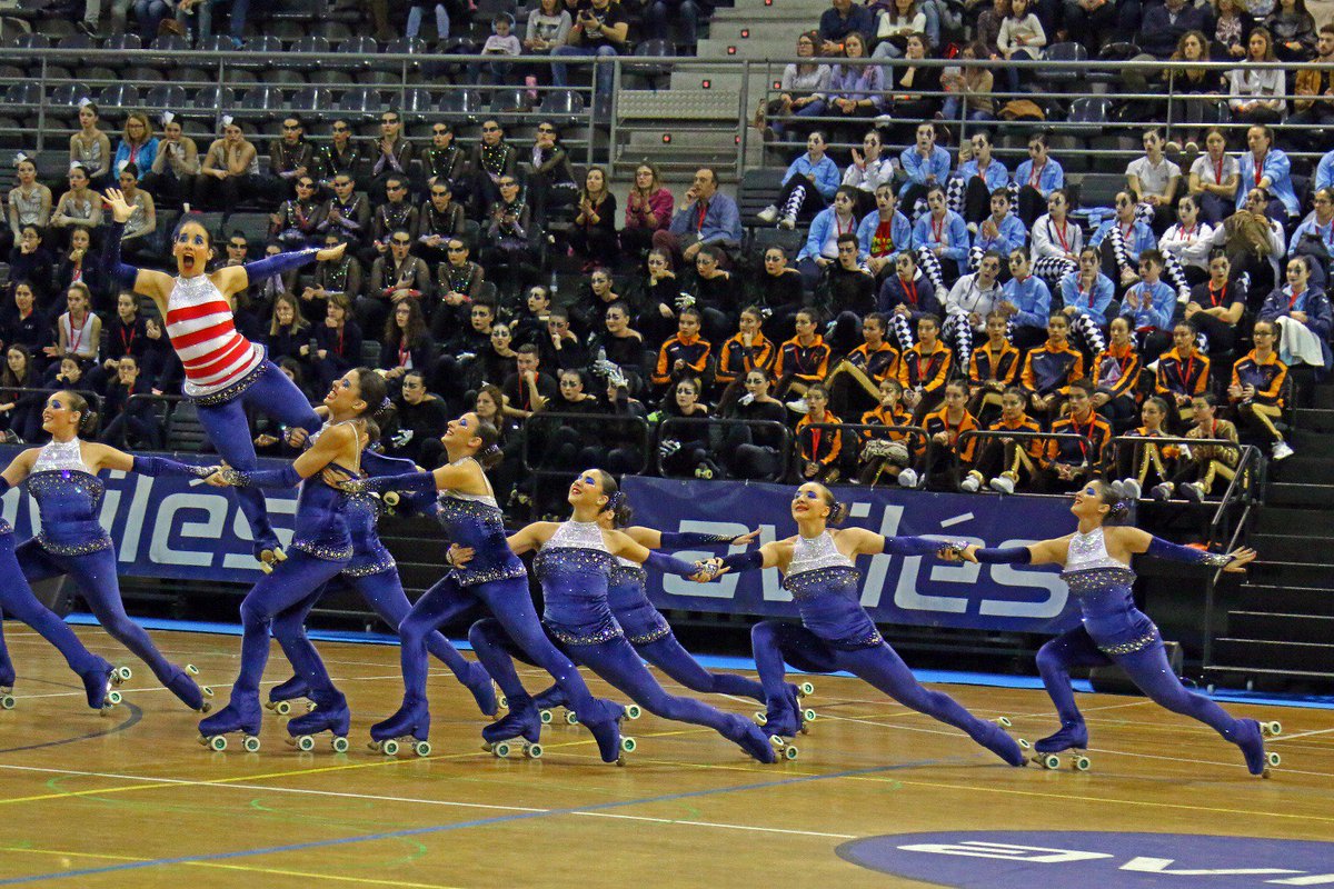 FedPatinaje's tweet photo. #PatinajeArtístico | El @cpagirona destrona al @CPAOLOT y se proclama  campeón de España de Grupos-Show Grandes https://t.co/Mp47Ia76MY https://t.co/9CrBggBpIt