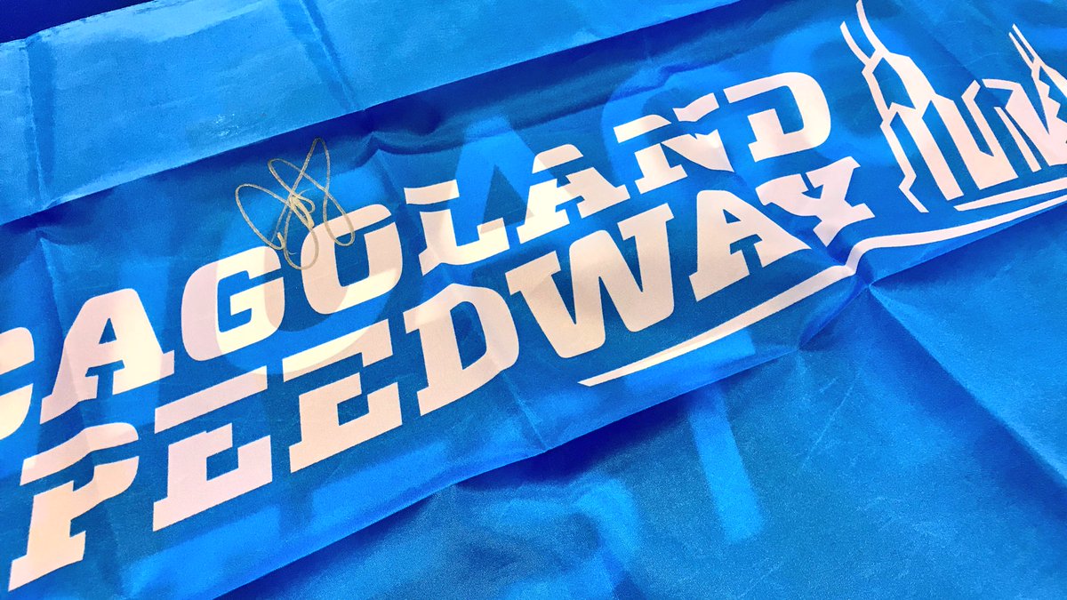 .<a href="/DaleJr/">Dale Earnhardt Jr.</a> signed some stuff for us today at World of Wheels! Here’s a flag he signed. 

RETWEET to win it! 😏