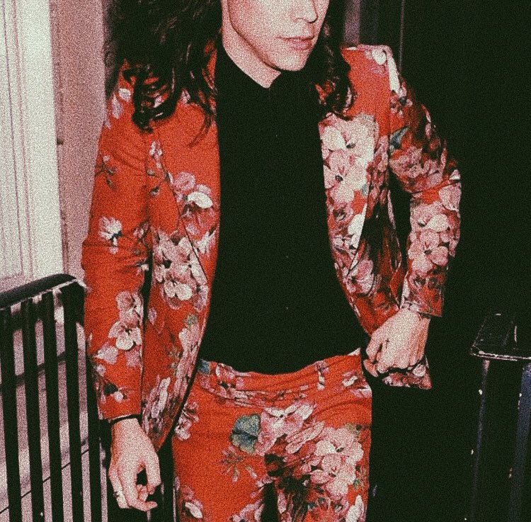 brklbby's tweet photo. Harry Styles &amp; Flowers, a thread: https://t.co/NxfBAwnmCt