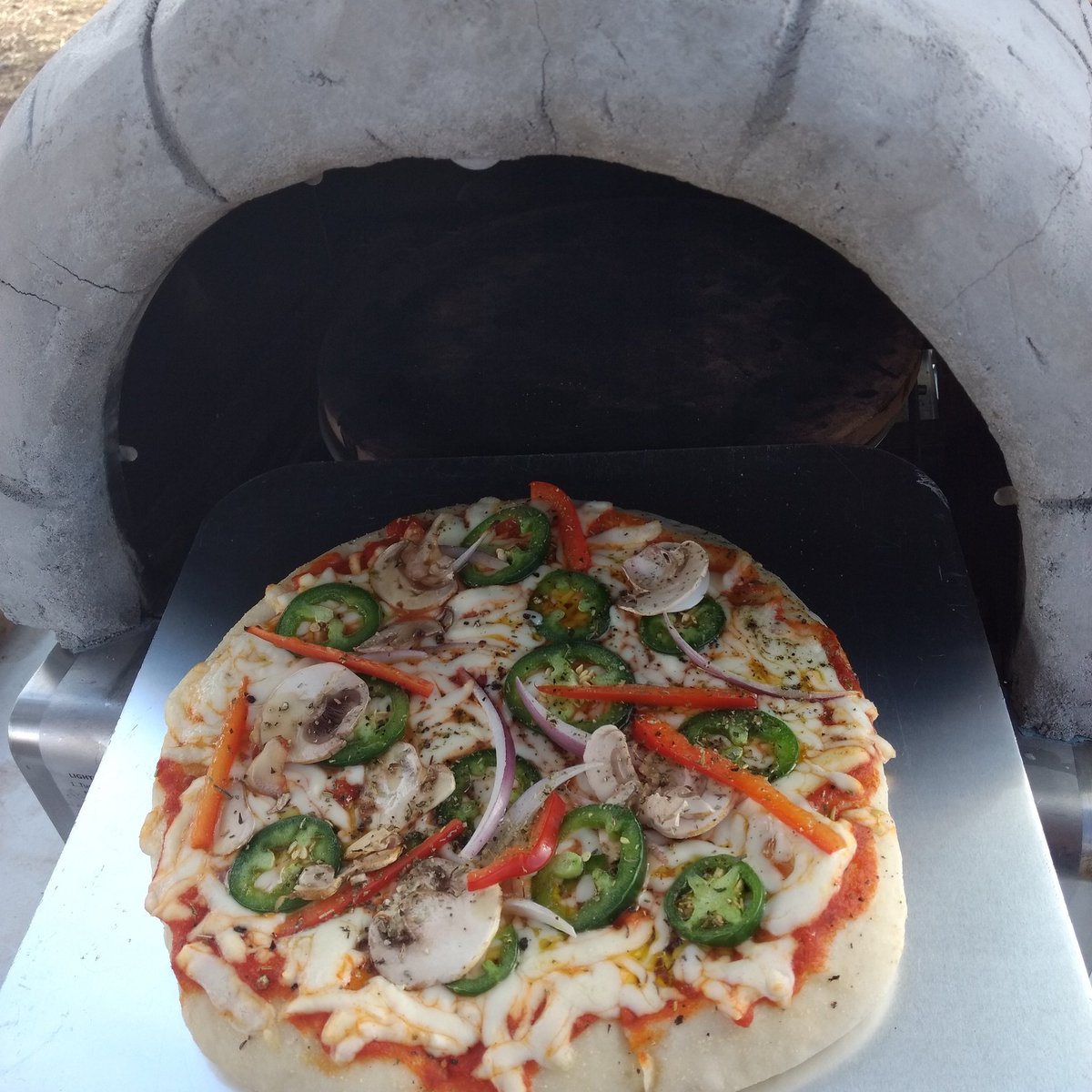 BorderlandBread's tweet photo. Get on down to the Bisbee Farmers Market right now for some fresh pizza and artisan breads! https://t.co/knkZnhPhoo