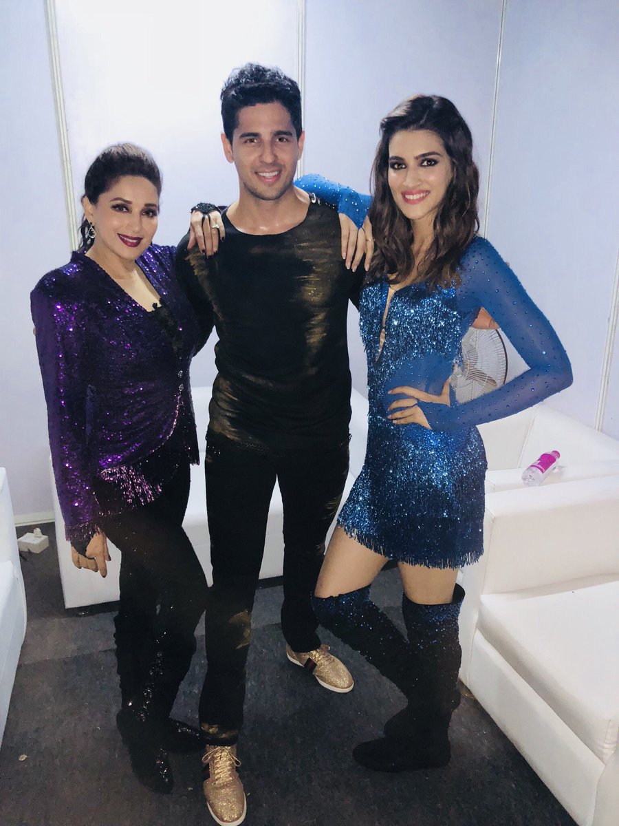 Because Dil Toh Pagal Hai! @MadhuriDixit @kritisanon