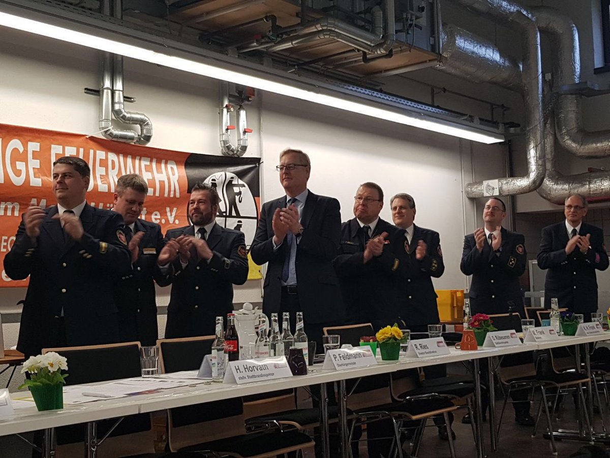 _MarkusFrank's tweet photo. Kreisfeuerwehrtag: Bewegender Abschied von Feuerwehr-Chef Prof. Ries

Stadtbrandinspektor Dirk Rübesamen nutzte den Kreisfeuerwehrtag 2018 für eine sehr bewegende Verabschiedungszeremonie, mit leuchtenden Wunderkerzen und standing ovations sagten die Freiwilligen „Danke !“ https://t.co/mstE8M5JZy