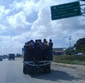 busesamericasur's tweet photo. #BusVenezuela crea la sección #TransporteVnzlaenCrisis aporta a través de mensajes internos la problemática que existe en tu comunidad con una foto y el caso existente. https://t.co/2rDbbh6bQX