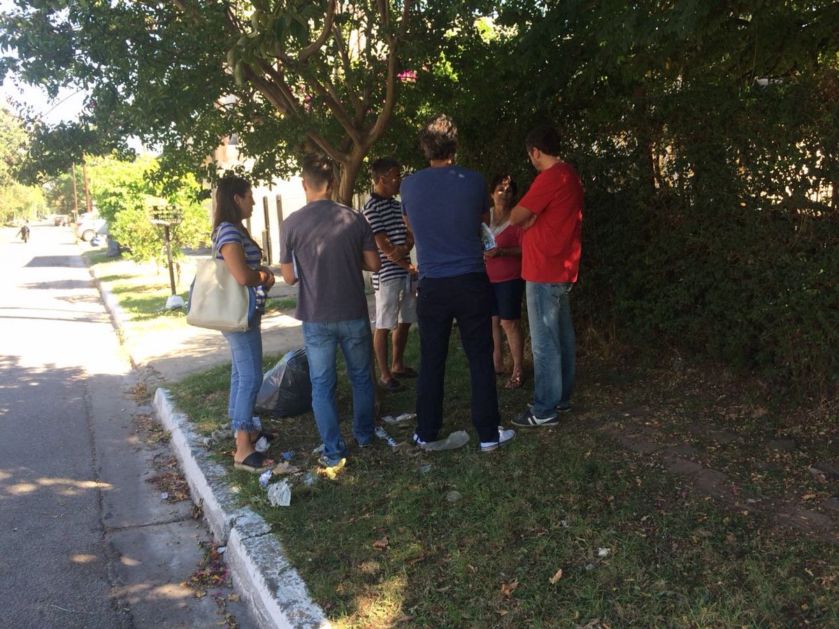 Horacio_Prada's tweet photo. Recorriendo las calles de Villa Elisa #TimbreoNacional Escuchando a los platenses para seguir creciendo #CambiandoJuntos @JulioGarro https://t.co/C2gqZo0EJ8